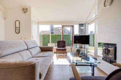 Zwiggelte House | Kievit I Spacious Bungalow with Fine Garden