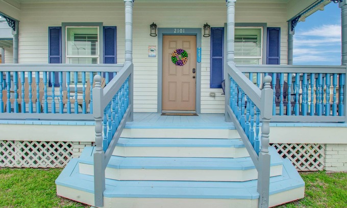 Galveston House | Kiki-1: Walk to Beach and Attractions!, Short Walk to Beach and Pleasure Pier!