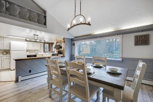 Killington House | Killington Mountain Home! HotTub & 5 min to Skiing!