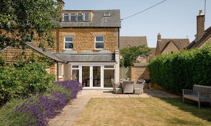 Bourton Cottage | Kimkeri, Bourton-on-the-Water - sleeps 6 guests in 3 bedrooms