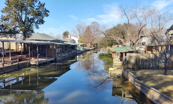Willis House | Kind of a Lake House- Charming 2-bedroom on the canal; lake access, fishing