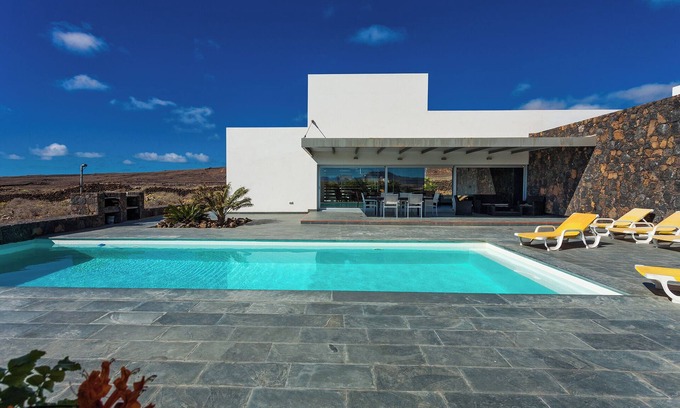 Lajares Villa | Kinegua Design house 5 habit. 10 people M3 + M2 WIFI. Climatized pool
