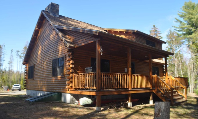 Northeast Somerset Cabin | Kineo Escape - NEW for 2023 -Whole house generator and FAST Starlink internet!