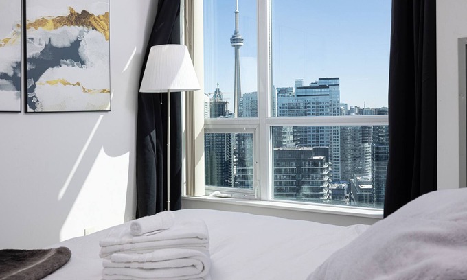 Fort York Condo | King 1 Bedroom Condo With CN Tower, Lake View & Free Parking