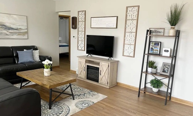 Lovington House | King & 2 Queen Beds, Centrally Located 15 Minutes from Anywhere in Des Moinesn