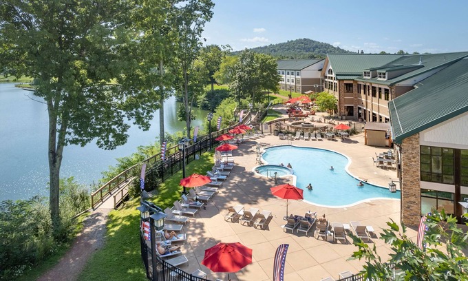 Roanoke Cabin | King ADA Room + Tub | Park & Lake Access