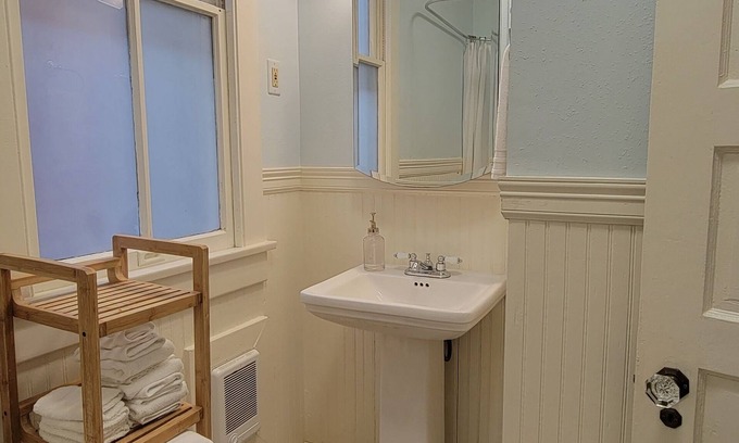 Galveston Apartment | King Bed 1/1 in heart of East End Historic District