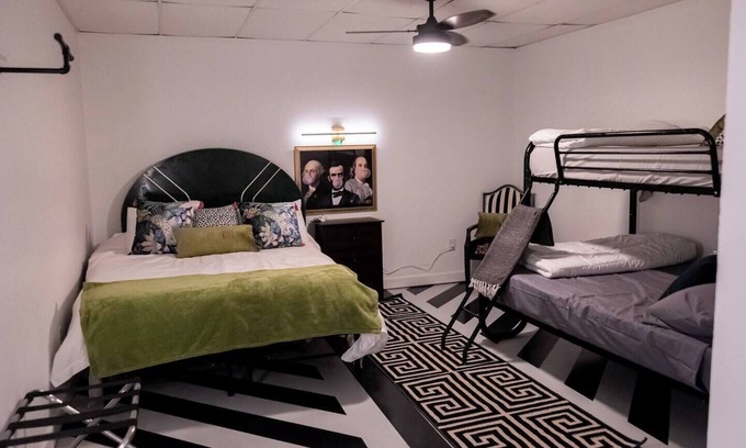 Cape Girardeau House | King Bed - Air Hockey - Games - Foosball - Summer Pool - Shuffleboard