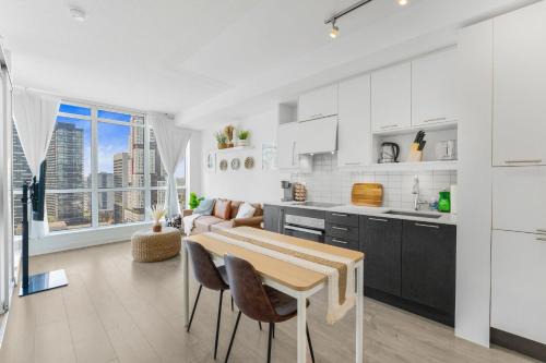 Downtown Toronto Apartment | King Bed, Amazing View, Free Parking