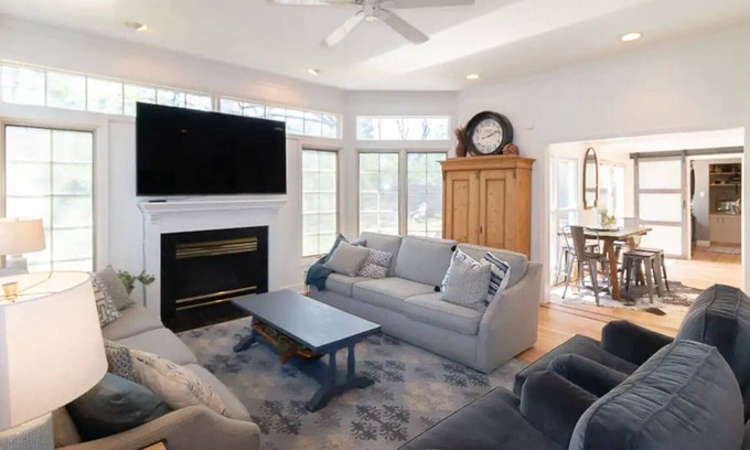 Topeka House | King Bed and Huge Yard Elegant Colonial Garden Home KTW3121