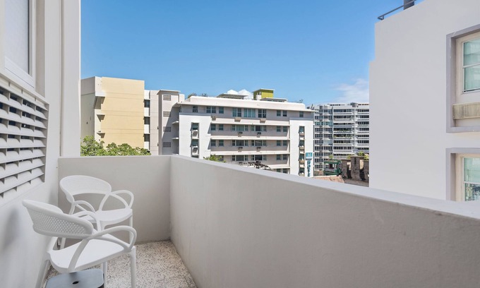 Miramar Apartment | King Bed | Balcony | Free Parking | Pet Friendly | AC