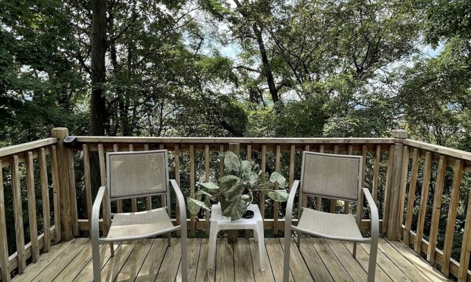 Swissvale Apartment | King Bed + Balcony in Swissvale- Neicy’s Nest-2