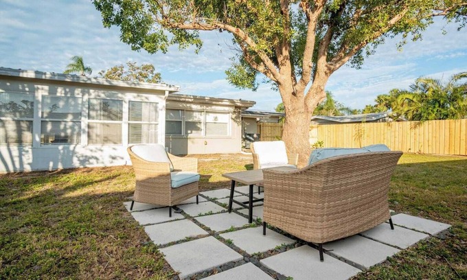 Southgate House | King bed, close to Siesta, Lido, and Downtown Sarasota!