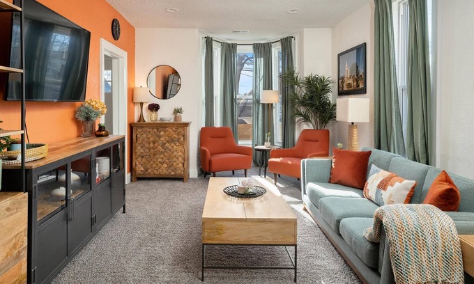 Rosedale House | KING Bed + Close to Westport & Plaza + Coffee &Tea