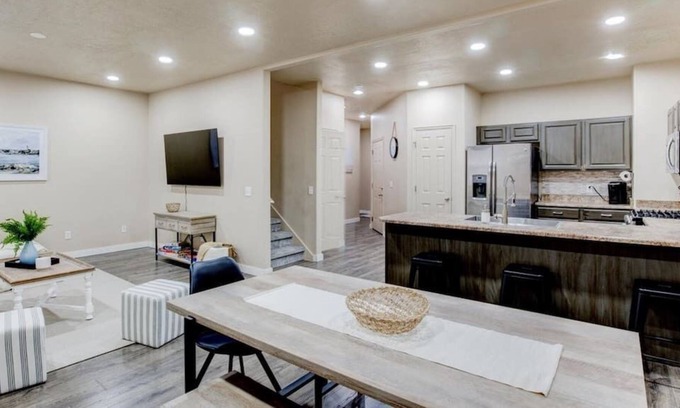 South Jordan House | King Bed,Cozy Backyard and Patio,Full Kitchen
