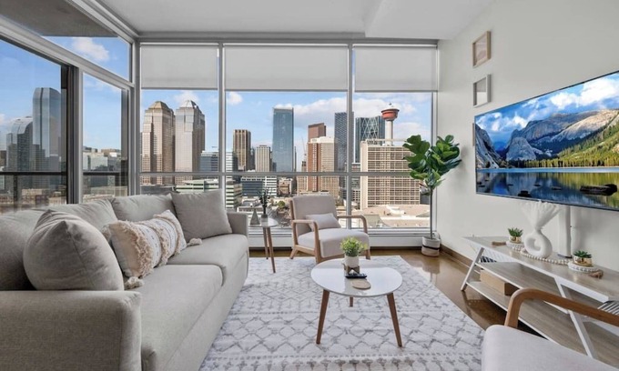 Beltline Apartment | King Bed | DT Views | UG Park | Walk to Saddledome