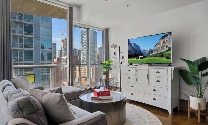 Beltline Apartment | King Bed | DT Views | UG Park | Walk to Saddledome