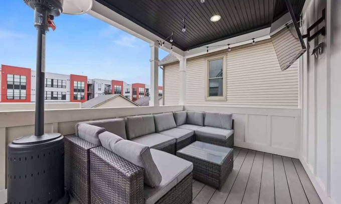 Italian Village House | King Bed– Free Parking- Short North- Convention