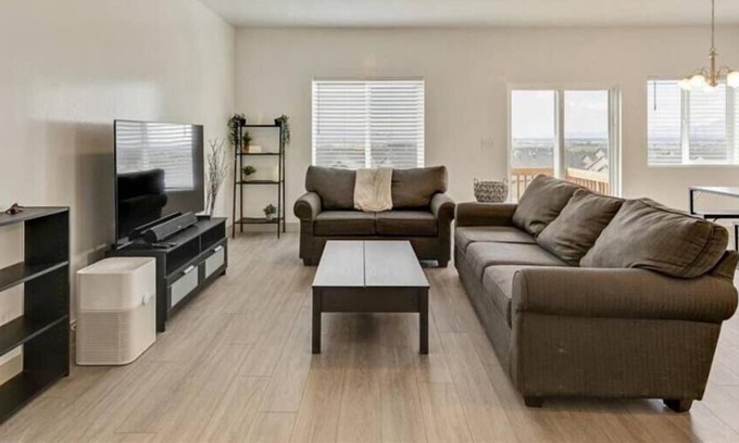 Spanish Fork House | King Bed| Full Kitchen!
