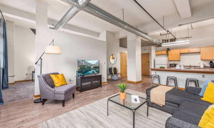 Quality Hill Apartment | King Bed | Great Location+Amenities | Free Parking