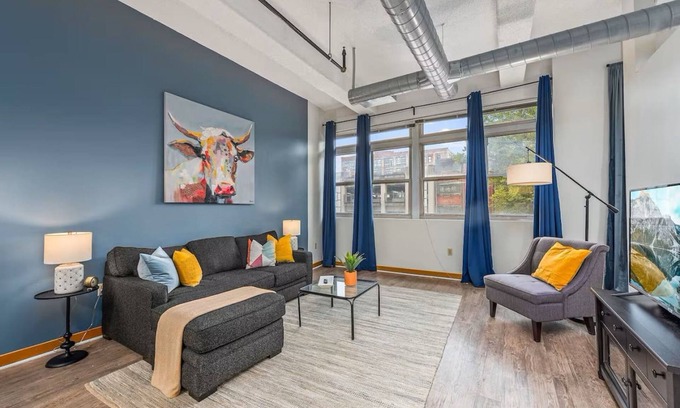 Mission Apartment | King Bed Great Location