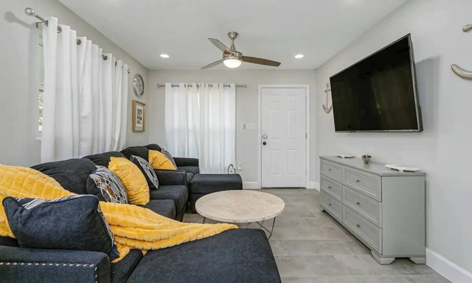 Titusville House | King Bed. Great Parking. Message with Questions.nn