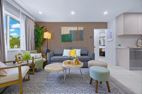 Coral Terrace House | King Bed & Hot Tub, A Casita for Families & Pets
