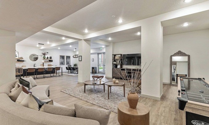 Draper Apartment | King Bed - Hot tub - Gym - 65" TV