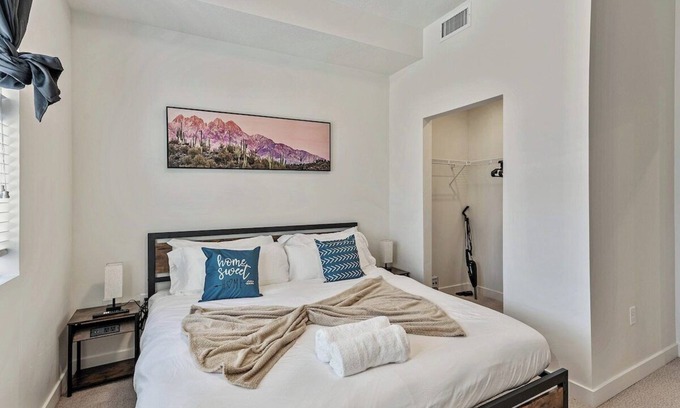 Draper Apartment | King bed - Hot Tub - Mins to City Center - Gym