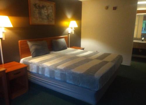 Livingston Apartment | King Bed Hotel Studio 206