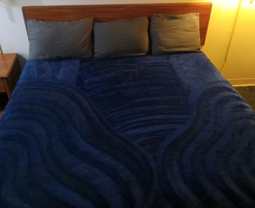 Livingston Apartment | King Bed Hotel Studio 208