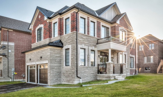 Pickering House | King Bed I Chefs Kitchen I Toronto Hub I 5 Beds 3.5 Bath I 8km from Tesla Chrg
