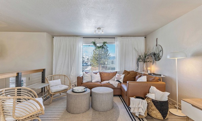 Kearns House | King Bed, Large Sectionals, Kids Area, Outdoor Living! Curated & Cozy Scandi!