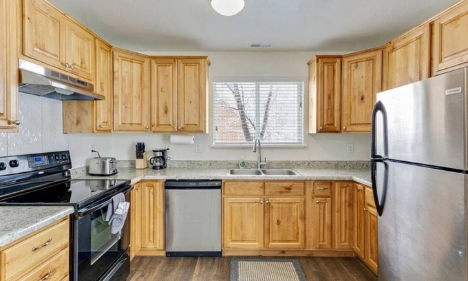 Springville House | King Bed, Lots of Parking, Open Living Room!