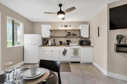 Huntsville Apartment | King Bed Modern Studio Apartment