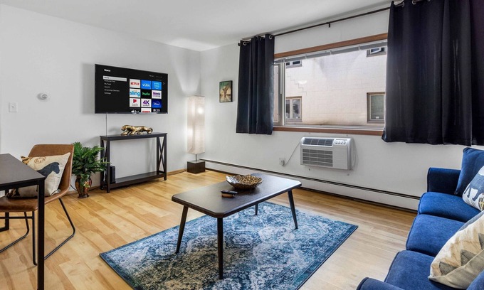 Wauwatosa Apartment | King Bed Near Froedtert ~ FAST WIFI ~ Undergrnd Parking