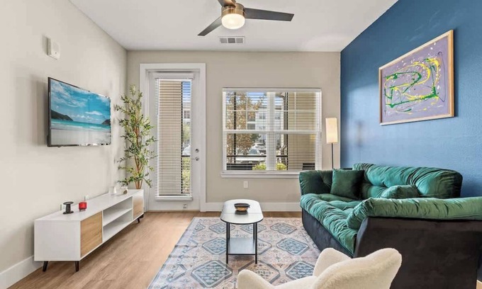 Southeast Orlando Apartment | King Bed | Parks Nearby | Pool | Gym | Pet allowed