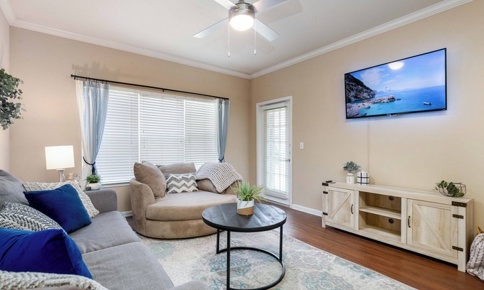 The Colony Apartment | King Bed, Pool, Hot Tub & Gym – Minutes from Dining, Shopping & Entertainment!