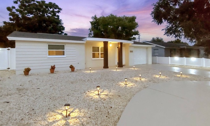 Holiday House | King Bed & Queen Luxury Retro 2/1/1 W/D+Kitchen+Garage+Patio+3 RokuTVs+Workspace