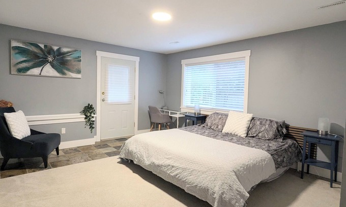 Coquitlam House | King bed, spacious suite with Netflix and Prime