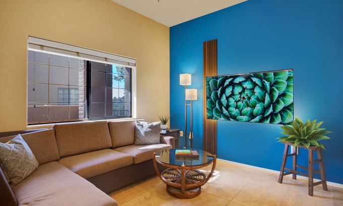Tucson Condo | King Bed Suite Condo: Pool + Hot Tub Access
