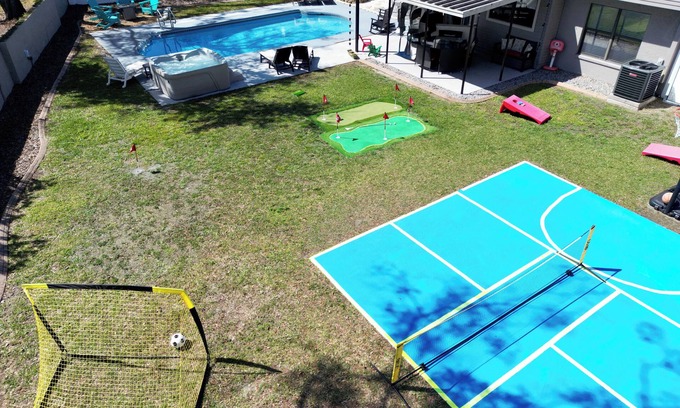 Citrus Park House | King Bed-Swimming Pool-Basketball-HotTub-Pickleball-MiniGolf-GameRoom & More