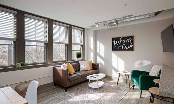Hanover Place Apartment | ★ King Bed ★ Uptown Theater★