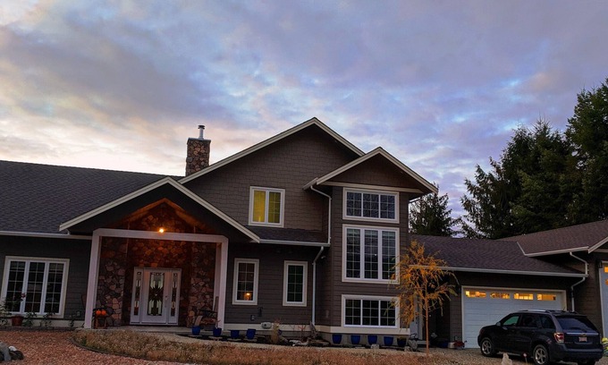 Blind Bay House | *King Bed w/Ensuite*Private Suite*Business Travel Ready*Personal Use Kitchen*