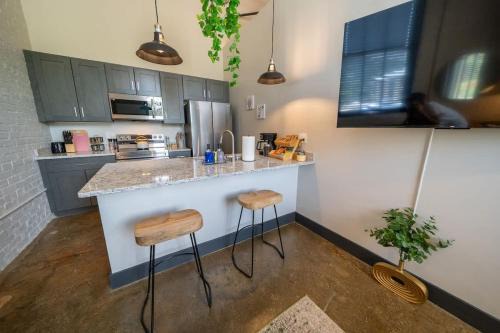 Buchanan Apartment | King bedroom Apartment - River - Brewery - Downtown