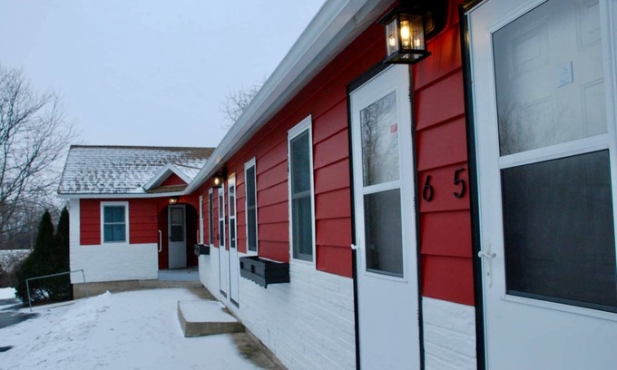 Mount Horeb Hotel | King Bedroom Suite at The Little Village
