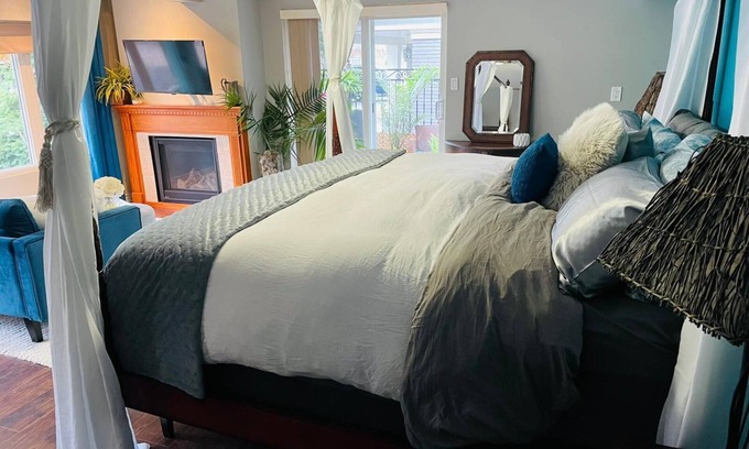 Oakville House | King Comfort Meets Style Lia’s Designer Retreat by the Lake Oakville Stay