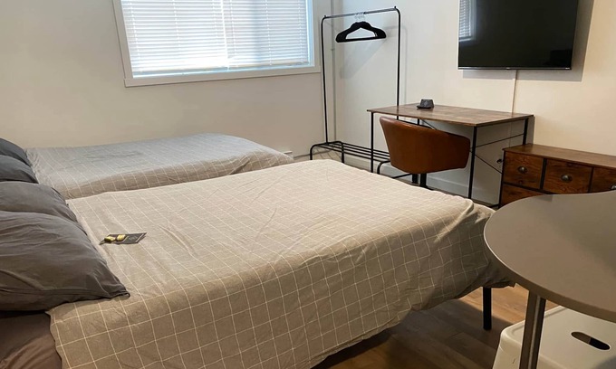 Clairmont Apartment | King Exec Suite w Kitchenette Modern and Trendy!