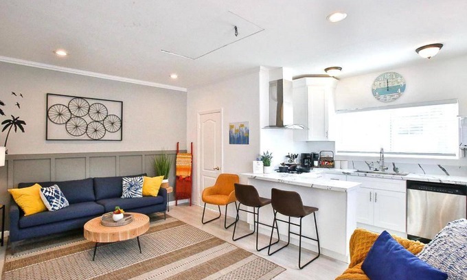 El Camino Village Apartment | King Garden Suite - 10 mins to Beach and LAX