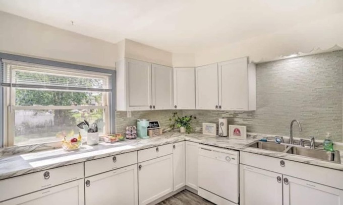 West St. Paul House | King & queen beds with spacious private backyard!